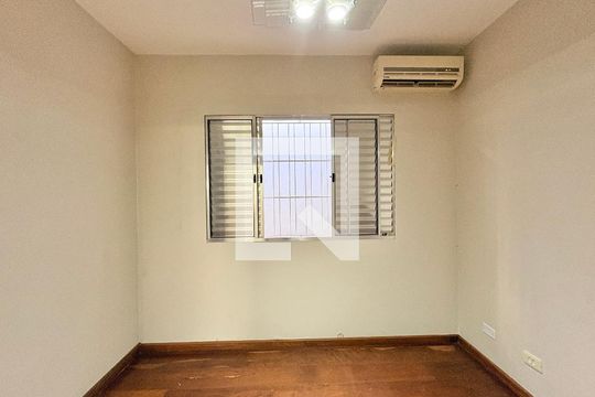 Quarto de casa para alugar com 4 quartos, 230m² em Parque Sao Domingos, São Paulo