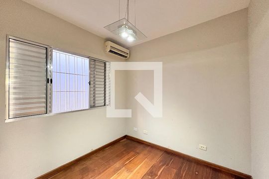 Quarto de casa para alugar com 4 quartos, 230m² em Parque Sao Domingos, São Paulo