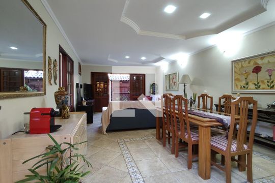 Sala de casa de condomínio à venda com 3 quartos, 300m² em Taquara, Rio de Janeiro