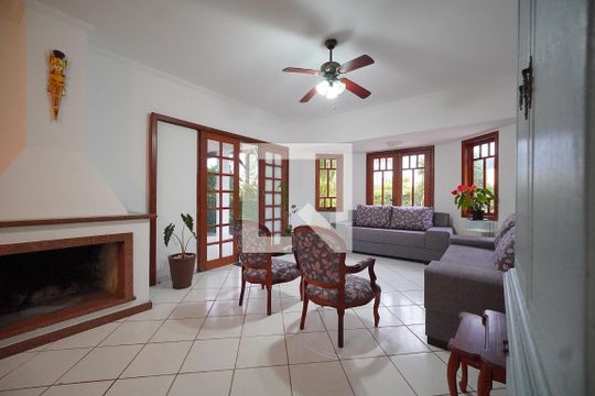 Sala de casa de condomínio para alugar com 3 quartos, 200m² em Cachoeira do Bom Jesus, Florianópolis