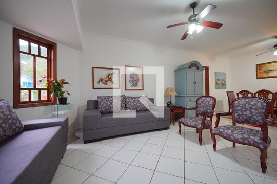 Sala de casa de condomínio para alugar com 3 quartos, 200m² em Cachoeira do Bom Jesus, Florianópolis