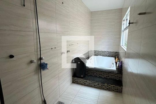 Banheiro da suíte de casa para alugar com 4 quartos, 140m² em Tubalina, Uberlândia