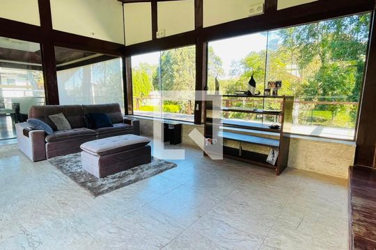 Sala de TV de casa de condomínio para alugar com 5 quartos, 5000m² em Vila Santo Antonio de Carapicuiba, Cotia