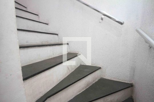 Corredor de casa para alugar com 3 quartos, 150m² em Jardim Santa Teresinha, São Paulo