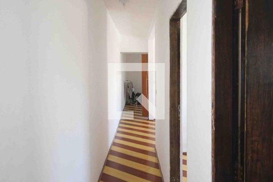 Corredor de casa para alugar com 3 quartos, 150m² em Jardim Santa Teresinha, São Paulo