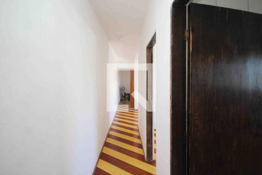 Corredor de casa para alugar com 3 quartos, 150m² em Jardim Santa Teresinha, São Paulo