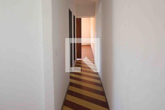 Corredor de casa para alugar com 3 quartos, 150m² em Jardim Santa Teresinha, São Paulo