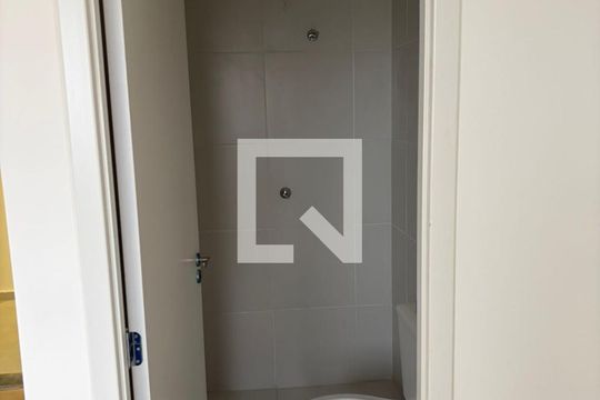 Banheiro de kitnet/studio para alugar com 1 quarto, 19m² em Vila Dom Pedro I, São Paulo