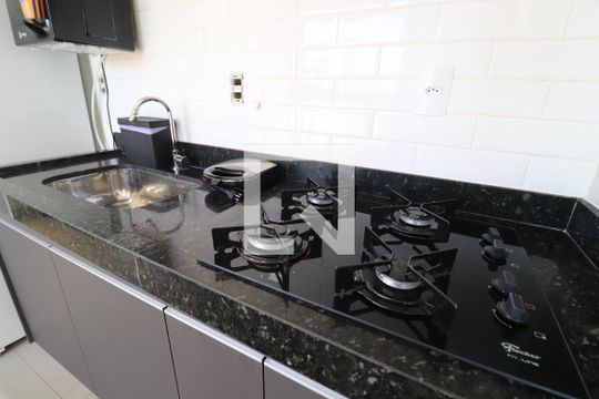 Cozinha de apartamento para alugar com 1 quarto, 28m² em Santa Mônica, Uberlândia
