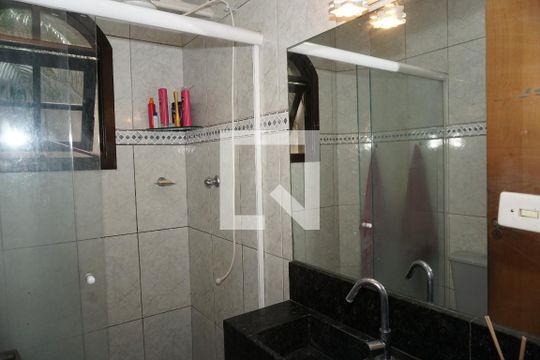 Banheiro de casa para alugar com 3 quartos, 127m² em Jardim Macedonia, Embu das Artes