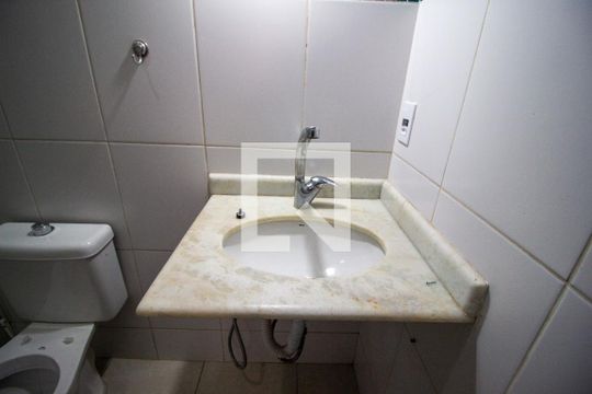 Banheiro da Suíte 1 de casa de condomínio para alugar com 4 quartos, 217m² em Chácaras Reunidas São Jorge, Sorocaba