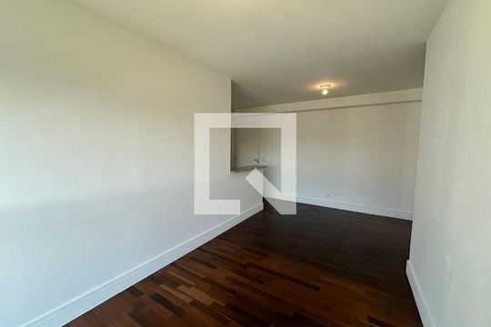 Sala de apartamento para alugar com 2 quartos, 70m² em Empresarial 18 do Forte, Barueri