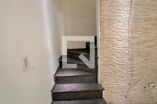 Corredor de casa à venda com 2 quartos, 67m² em Vila Carmosina, São Paulo