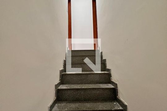 Corredor de casa à venda com 2 quartos, 67m² em Vila Carmosina, São Paulo