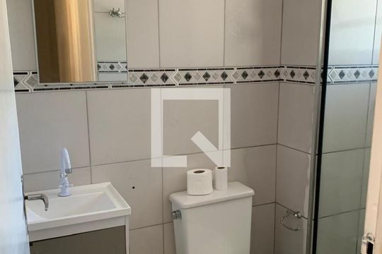 Banheiro de apartamento para alugar com 2 quartos, 48m² em Roselândia, Cotia