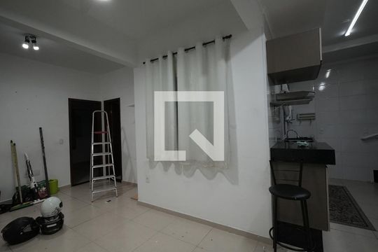 Sala de casa para alugar com 2 quartos, 112m² em Vila Scarpelli, Santo André