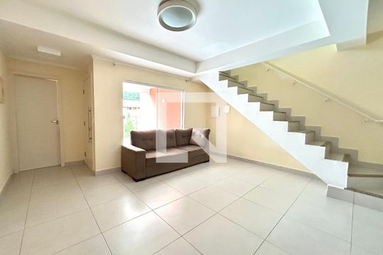Sala de casa para alugar com 3 quartos, 138m² em Rio Tavares Central, Florianópolis