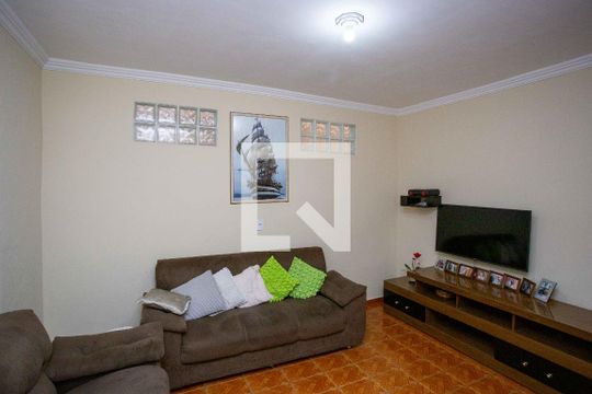 Sala de TV de casa à venda com 6 quartos, 300m² em Taboão, Diadema