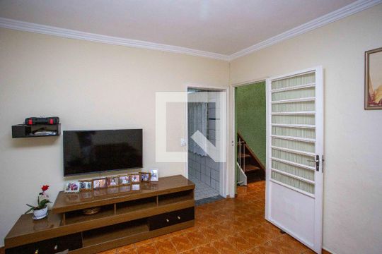 Sala de TV de casa à venda com 6 quartos, 300m² em Taboão, Diadema
