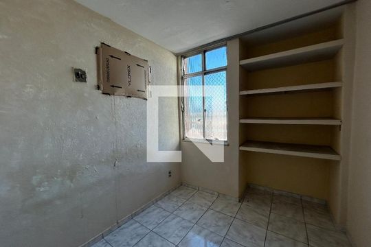 Quarto 1 de apartamento para alugar com 2 quartos, 40m² em Vila Valqueire, Rio de Janeiro