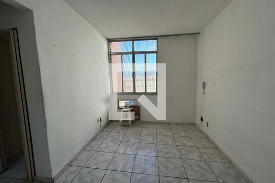 Sala de apartamento para alugar com 2 quartos, 40m² em Vila Valqueire, Rio de Janeiro