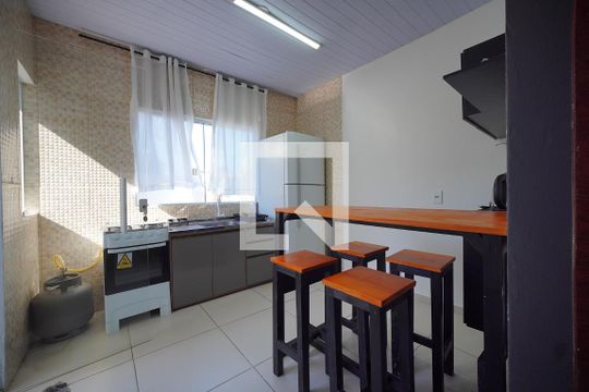Sala/Cozinha de apartamento para alugar com 1 quarto, 25m² em São João do Rio Vermelho, Florianópolis