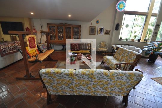 Sala de Estar de casa para alugar com 2 quartos, 430m² em Vila Amélia, São Paulo