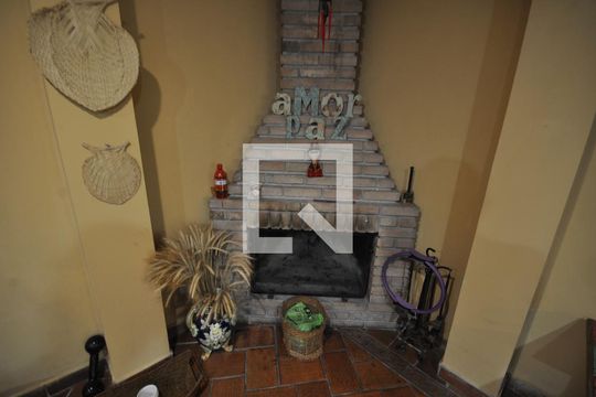 Lareira de casa para alugar com 2 quartos, 430m² em Vila Amélia, São Paulo