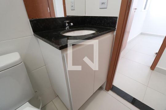 Banheiro Social de apartamento para alugar com 2 quartos, 52m² em Novo Mundo, Uberlândia