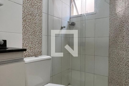 Banheiro Suíte  de casa de condomínio para alugar com 3 quartos, 102m² em Vila Granada, São Paulo