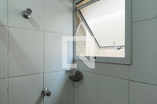 Banheiro Suíte  de casa de condomínio para alugar com 3 quartos, 102m² em Vila Granada, São Paulo