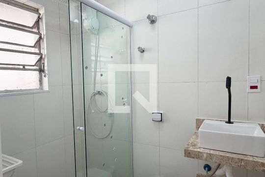 Banheiro de kitnet/studio para alugar com 1 quarto, 25m² em José Menino, Santos
