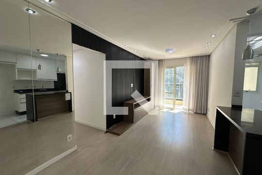 Sala de apartamento para alugar com 2 quartos, 68m² em Jardim Tupanci, Barueri