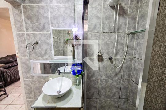 Banheiro de kitnet/studio para alugar com 1 quarto, 50m² em Forte, Praia Grande