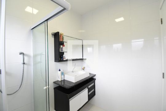 Banheiro da Suíte de casa de condomínio para alugar com 3 quartos, 130m² em Barreirinha, Curitiba