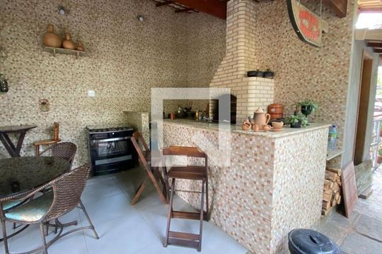 Cozinha de casa de condomínio para alugar com 2 quartos, 110m² em Caxito, Maricá