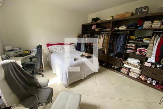 Quarto de casa de condomínio para alugar com 2 quartos, 110m² em Caxito, Maricá