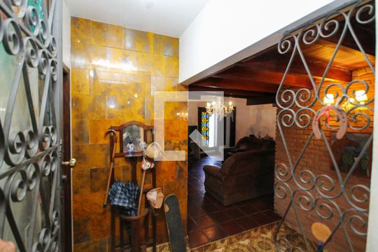 Entrada de casa para alugar com 6 quartos, 890m² em Vila Santo Antonio de Carapicuiba, Cotia
