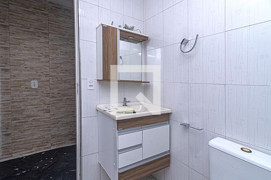 banheiro social_3 de casa para alugar com 2 quartos, 60m² em Vila Brasilina, São Paulo