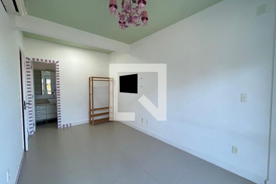 Suíte 2 de casa de condomínio para alugar com 3 quartos, 205m² em Sambaqui, Florianópolis