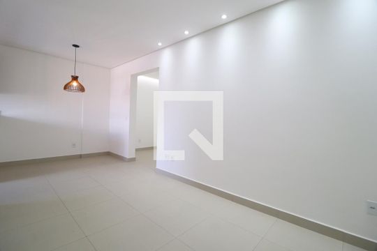 Sala de apartamento para alugar com 2 quartos, 67m² em Novo Mundo, Uberlândia