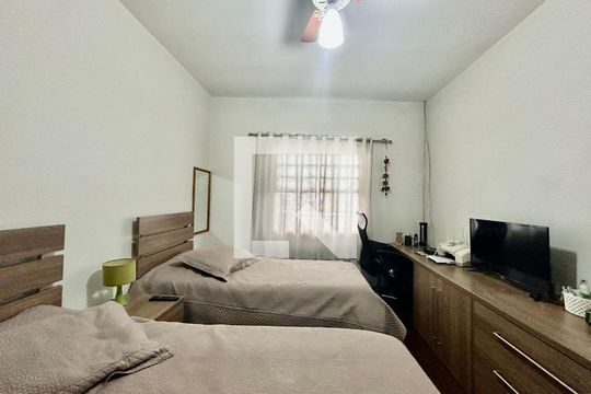 Quarto 2 de casa para alugar com 2 quartos, 200m² em Vila Bertioga, São Paulo