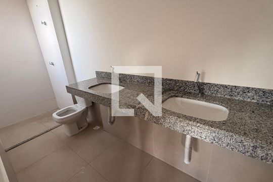 banheiro da  de casa de condomínio para alugar com 2 quartos, 249m² em Conjunto Residencial Storil, Aparecida de Goiânia
