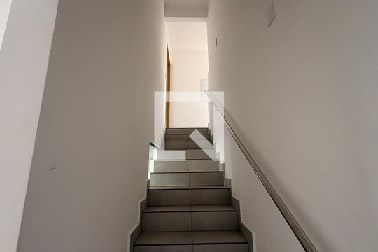 Escada de casa de condomínio para alugar com 2 quartos, 249m² em Conjunto Residencial Storil, Aparecida de Goiânia