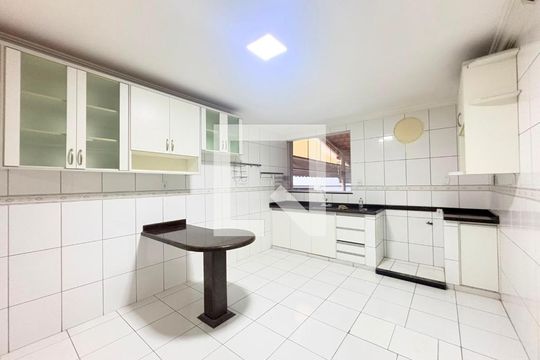 Casa para alugar com 6 quartos, 267m² em Parque Amazonia, Goiânia