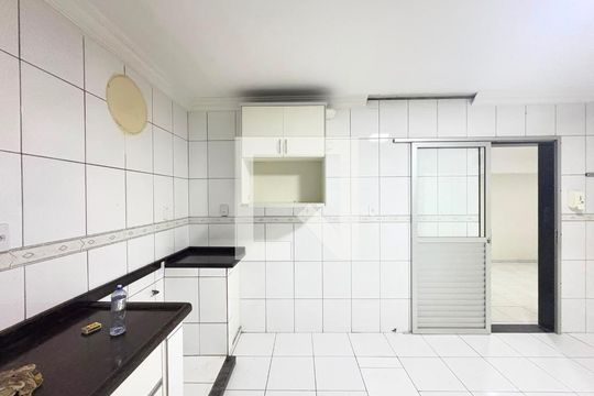 Casa para alugar com 6 quartos, 267m² em Parque Amazonia, Goiânia