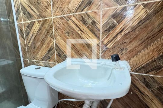 Banheiro de kitnet/studio para alugar com 1 quarto, 48m² em Mussurunga, Salvador