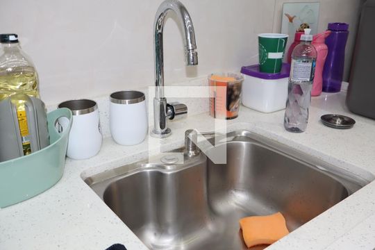 Cozinha de apartamento para alugar com 1 quarto, 32m² em Vila Ivone, São Paulo
