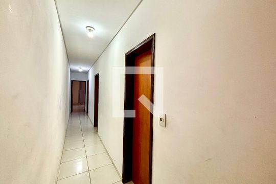 Corredor de casa para alugar com 3 quartos, 160m² em Vila Cristina, Ferraz de Vasconcelos