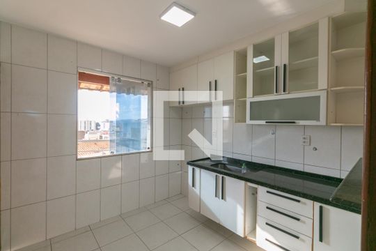 Casa à venda com 3 quartos, 418m² em Heliópolis, Belo Horizonte